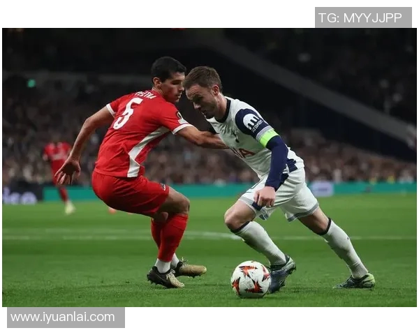 阿尔克与前进之鹰的激烈对决揭示了足球战术与团队协作的重要性